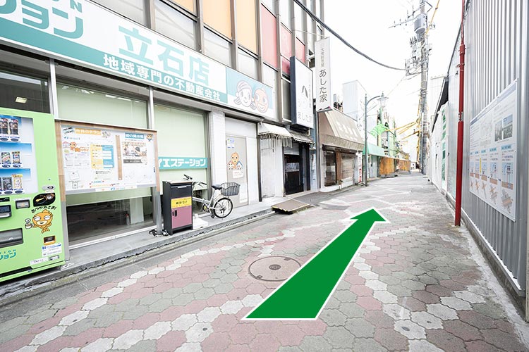 駅を右手に直進します