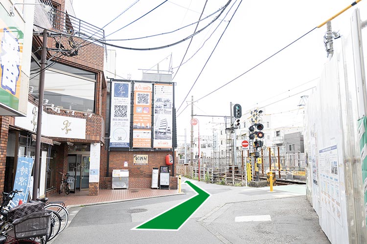 道なりに進みます