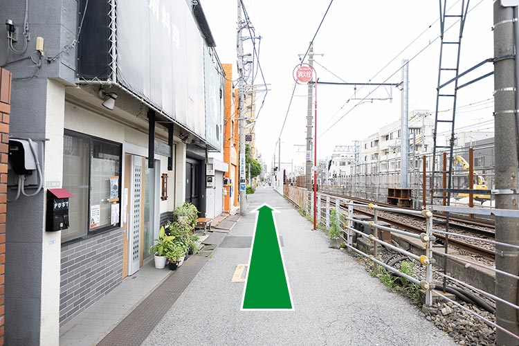 線路を右手にさらに直進します